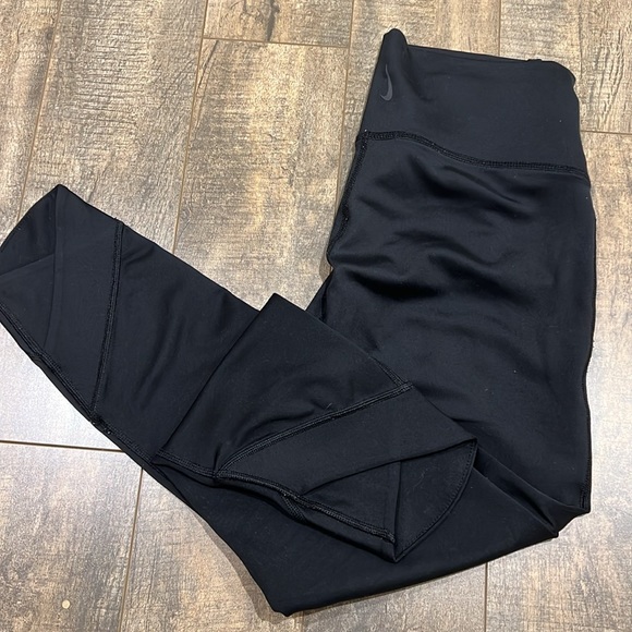 Nike Dri-Fit yoga leggings. Ankle length. Crossover V front details. Mid-rise - Picture 1 of 4